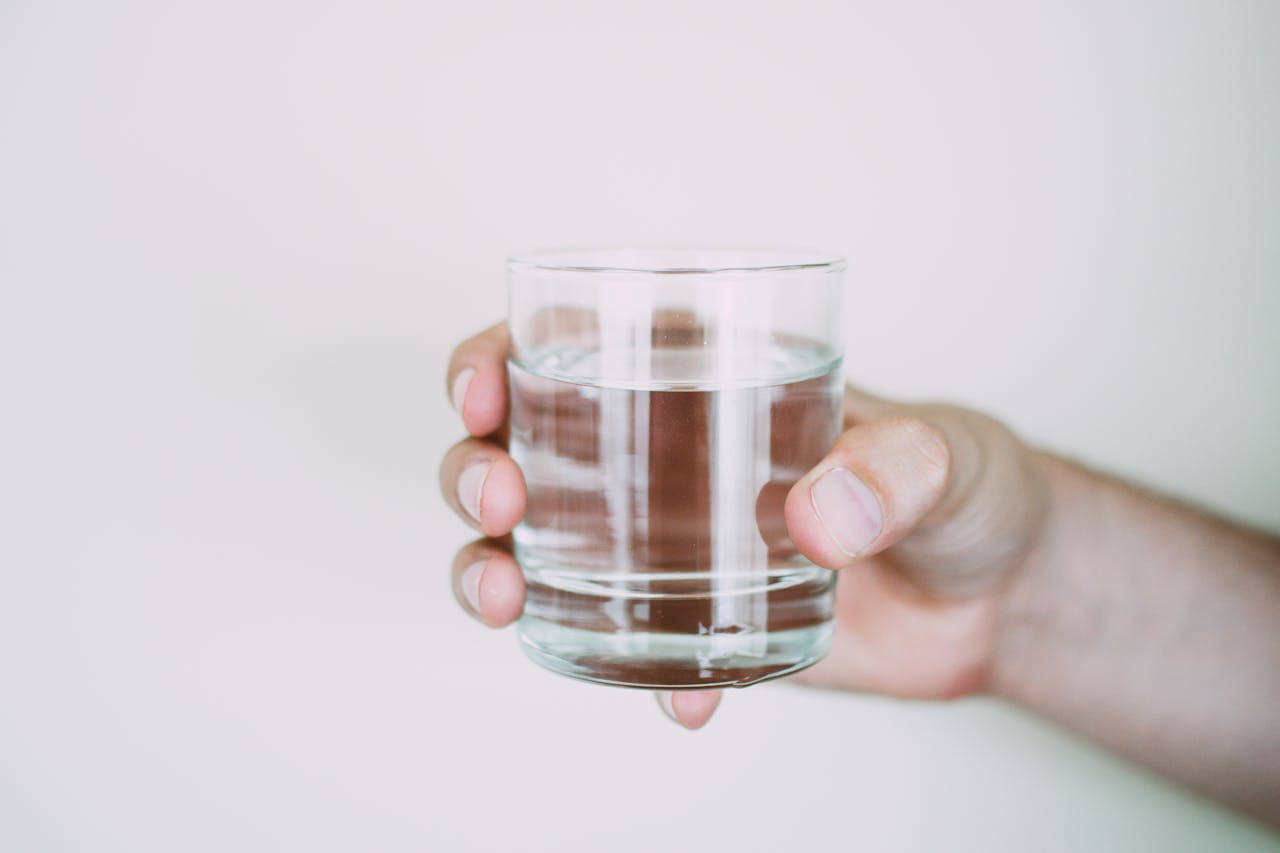 Coisas a Considerar Sobre Beber Água Antes de Dormir